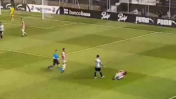 Crónica / [VIDEO] La lesión en el “pichulin” de un pelotero de Tacuary ante Libertad