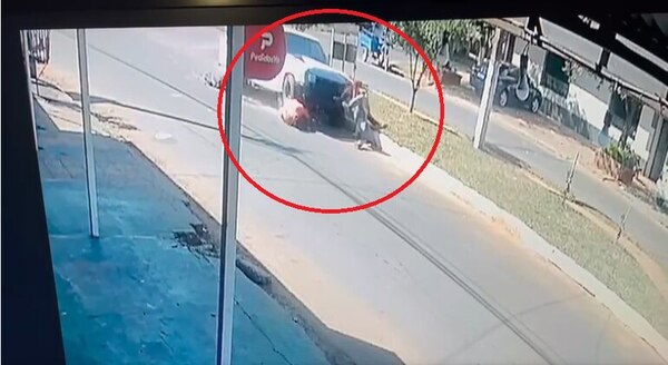 Video: “no vio” a dos obreros que bacheaban calle en Villarrica y los arrolló con su camioneta - Nacionales - ABC Color