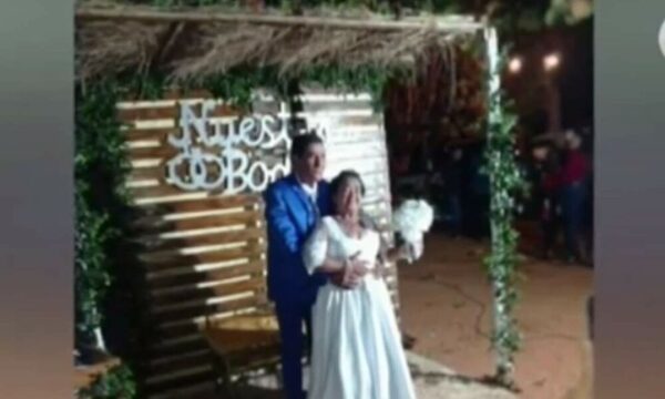Tras 50 años de pareja y con 16 hijos dieron el sí en una boda campestre
