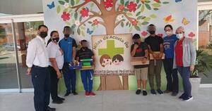 La Nación / Niños donaron juguetes artesanales a pequeños internados en el Acosta Ñu