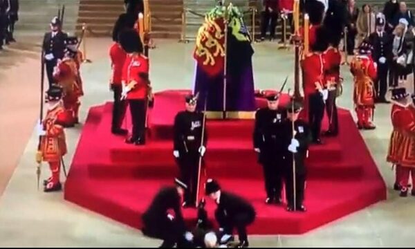 Guardia Real se desmayó en pleno velorio de la Reina Isabel II