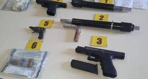 Crónica / Incautaron armas que tenían los presos en la cárcel de Concepción