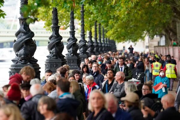 Diario HOY | Unos 6 kilómetros de fila para ver el féretro de Isabel II en Londres