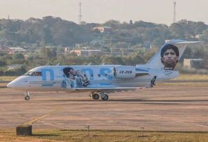 Avión que rinde homenaje a Maradona aterrizó a Paraguay - Nacionales - ABC Color