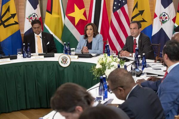 Harris habla con cinco líderes caribeños sobre crisis climática y alimentos - Mundo - ABC Color