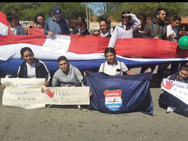 Alumnos denuncian maniobra política para cambio de docente - Nacionales - ABC Color