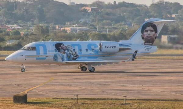 Avión que rinde homenaje a Maradona aterrizó en Paraguay - Noticiero Paraguay