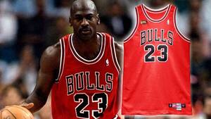 Crónica / Un fanático pagó una fortuna por una camiseta que Michael Jordan usó en 1998