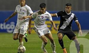 Crónica / [VIDEO] Poquito fútbol, mucha lucha y empate justo entre el "Trico" y la Franja