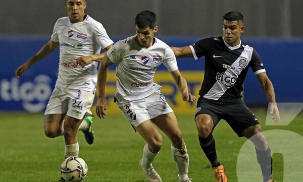 Crónica / [VIDEO] Poquito fútbol, mucha lucha y empate justo entre el "Trico" y la Franja