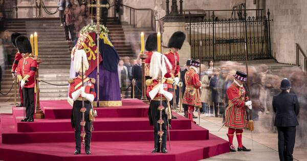 La Nación / Cierran por seis horas el acceso para la capilla ardiente de Isabel II debido a la gran cantidad de gente