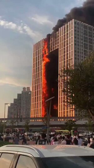 Un megaincendio devoró un rascacielos de 200 metros en China - .::Agencia IP::.