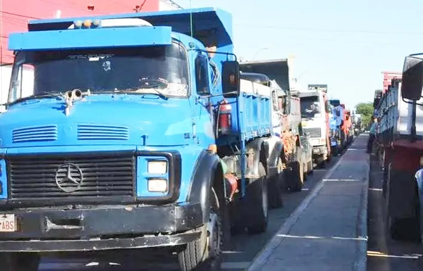 Camioneros cuestionan silencio de Gobierno para bajar precios de combustibles