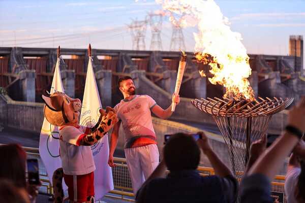 Antorcha de los Juegos Suramericanos iluminó la Central Hidroeléctrica Itaipu en su paso por Alto Paraná - Noticde.com