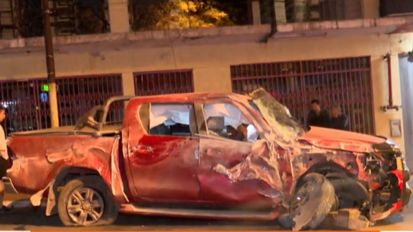 Tras llamativo accidente en el centro, un hombre escapó y abandonó a su acompañante