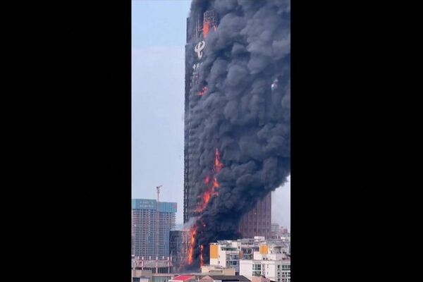 Espectacular incendio arrasa un rascacielos en China - Mundo - ABC Color