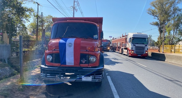 Camioneros se movilizan frente a ex Aratiri por quinta día consecutivo