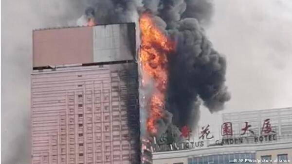 Un incendio arrasa un rascacielos en el sur de China - El Trueno