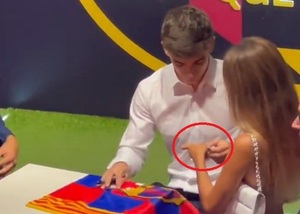 Gavi recibe un papelito de fan y en redes dice que fue su número - La Prensa Futbolera