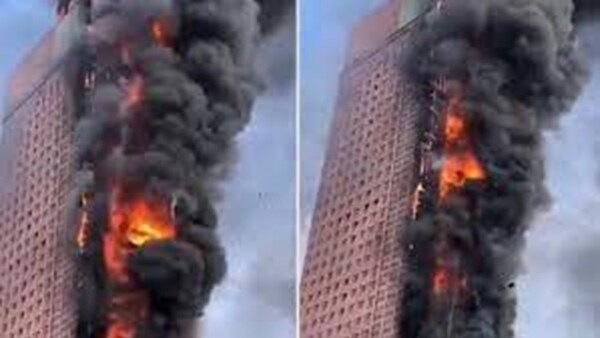 Un incendio arrasó un rascacielos de la empresa China Telecom