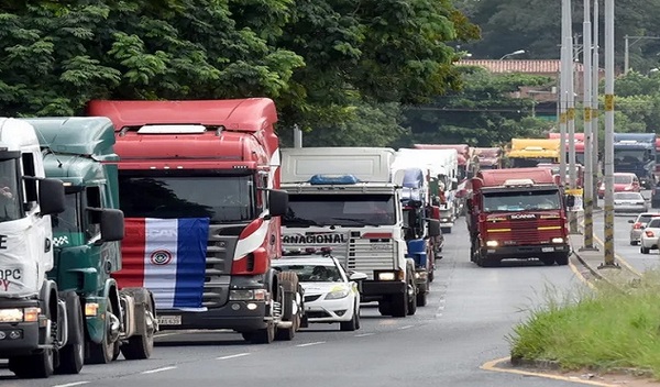 Arranca la marcha de camioneros rumbo a Asunción | Noticias Paraguay