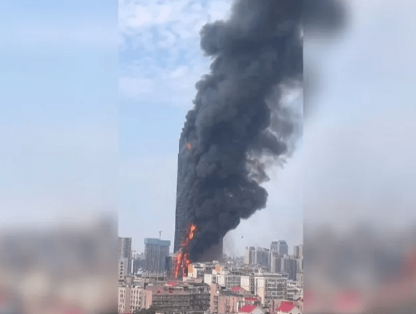 Incendio arrasa un rascacielos de 218 metros en China · Radio Monumental 1080 AM