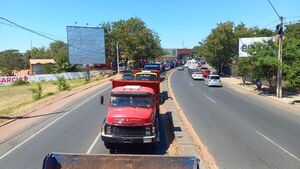 Camioneros se movilizan por el microcentro de Ñemby exigiendo reducción del precio de combustibles - Nacionales - ABC Color