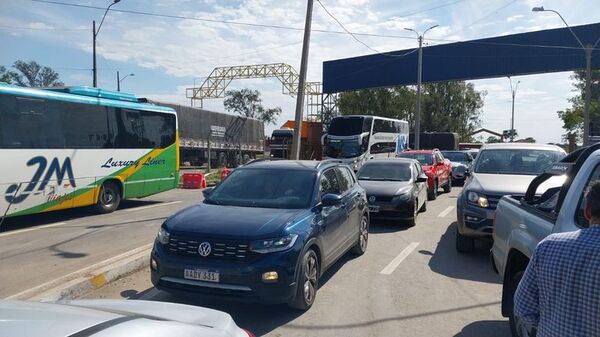 Ante “sorpresivo” cierre de paso Falcón-Clorinda, transportistas piden cruzar por Encarnación-Posadas - A La Gran 7-30 - ABC Color