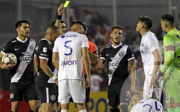 Crónica / Varios hinchas dieron nombres de los que deben rajar de Olimpia