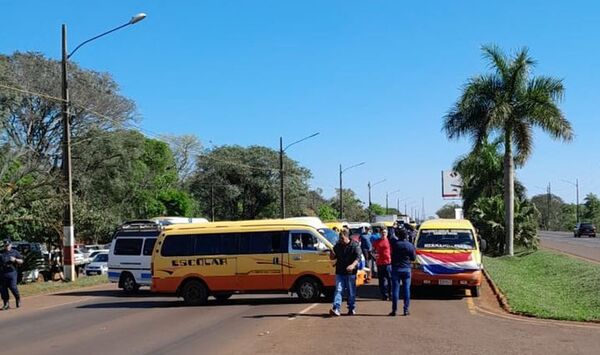 Transportistas escolares se manifiestan contra el precio del combustible - ABC en el Este - ABC Color