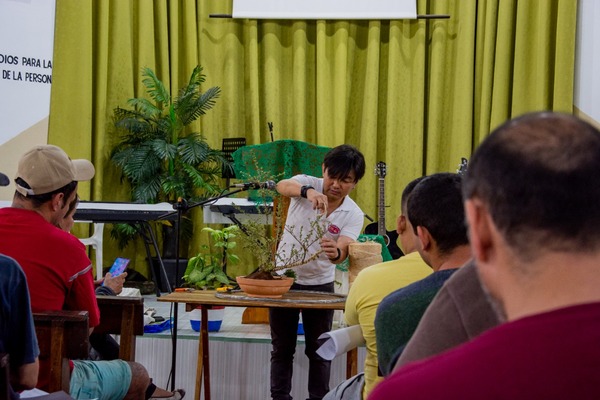 Internos de Tacumbú se capacitan en el arte del bonsái con miras a la reinserción social - .::Agencia IP::.