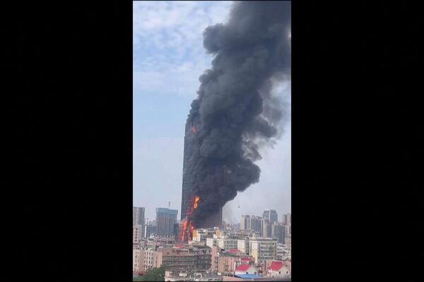 Arde el rascacielos de la TV pública de China, mirá el video - Mundo - ABC Color