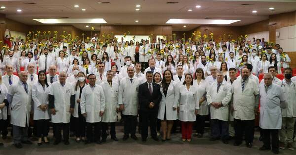 La Nación / Estudiantes de medicina reciben su primera bata blanca en simbólico acto