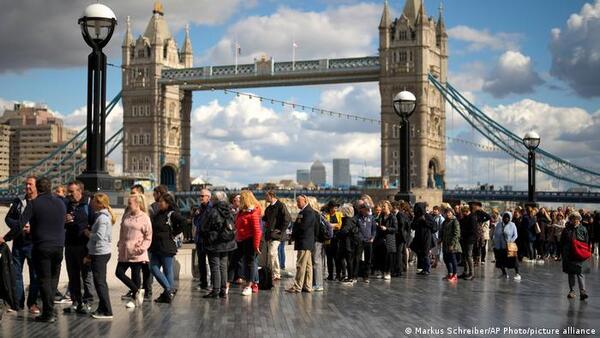 La kilométrica fila para despedir a la reina Isabel II