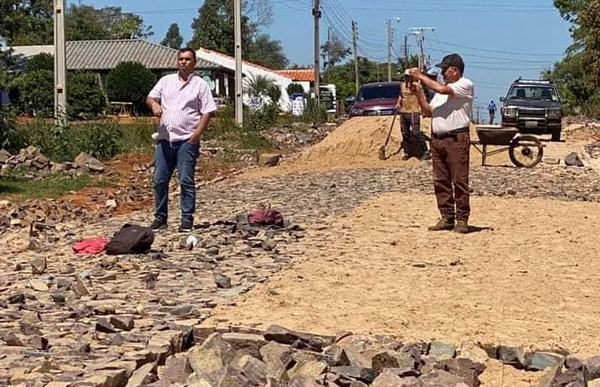 Gobernador de Caazapá verificó construcción de empedrados - Noticiero Paraguay