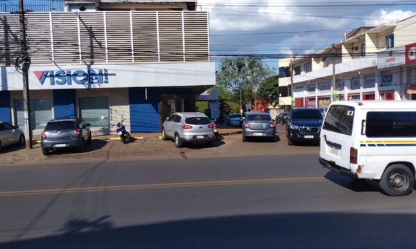 Roban 44 millones de guaraníes a funcionaria de local