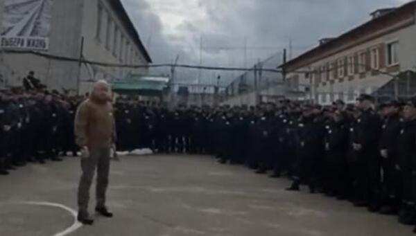 Filtran vídeo que muestra cómo en la prisión rusa reclutan a reos para la guerra | 1000 Noticias