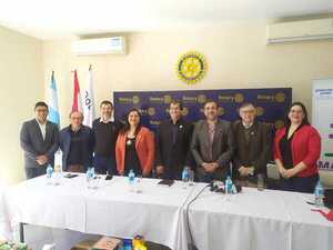 Rotary Club Encarnación entrega útiles para formación de adultos