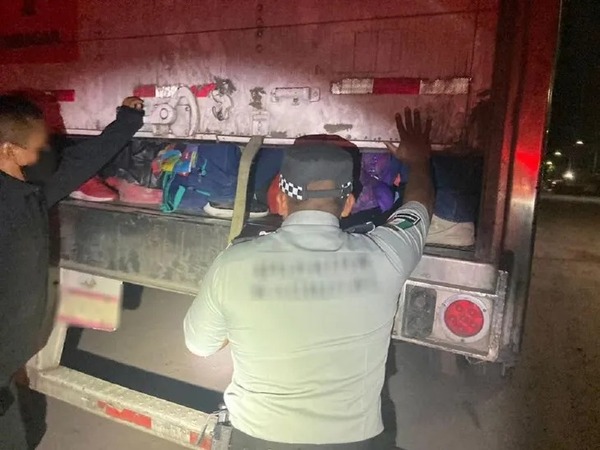 Hallan a 121 migrantes "encimados" dentro de un camión en México
