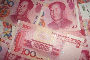 El yuan cae de las 7 unidades por dólar por primera vez en más de dos años - Revista PLUS