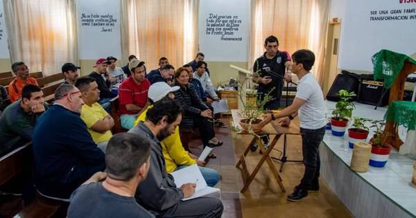 La Nación / Capacitan a 38 reclusos de Tacumbú en el arte del bonsái como negocio a futuro