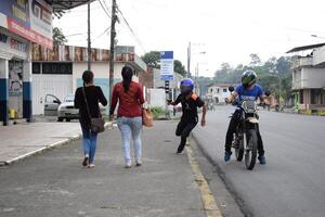 Diario HOY | Rápidos y "finos", en segundos atracan local de "Aquí pago" y se llevan recaudación