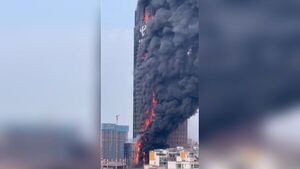 Incendio arrasa un rascacielos en el sur de China - ADN Digital