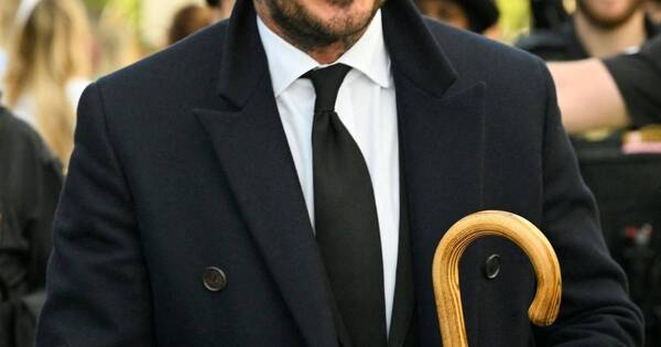 La Nación / David Beckham esperó más de 12 horas en la fila para despedir a la reina Isabel II
