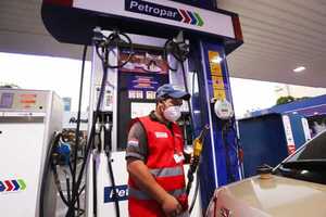 Anuncian que precio del combustible bajará G. 560 por ley - trece