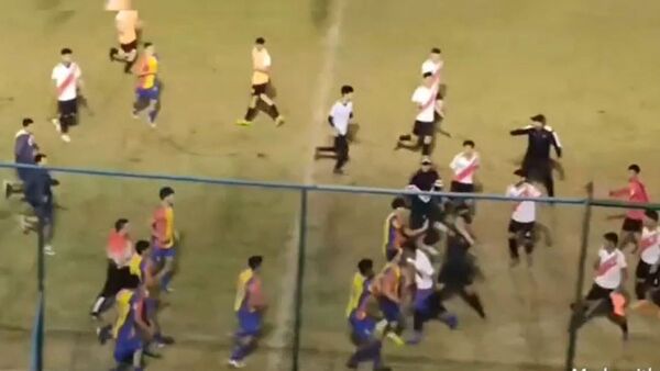 Liga Fernandina: Juego de semis terminó en moquete, patadas, ere'eréa