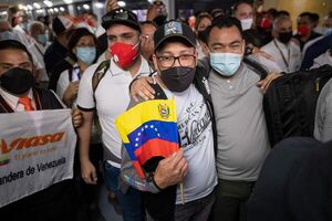 Llegan a Venezuela los tripulantes liberados de avión iraní retenido en Argentina - Mundo - ABC Color