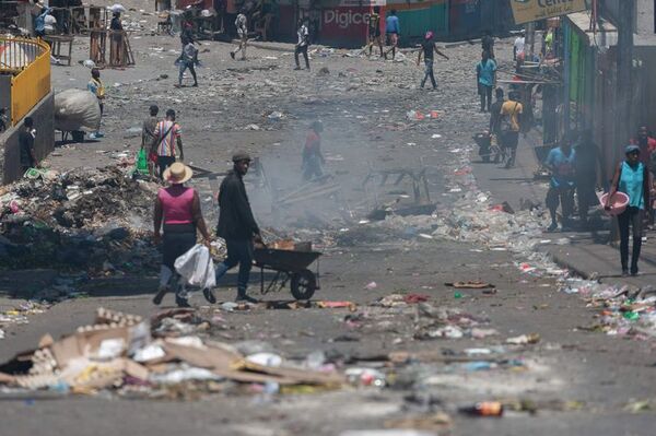 Tensión crece en Haití con saqueos y violentas protestas contra el Gobierno - Mundo - ABC Color