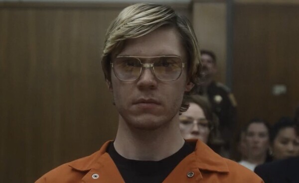 Evan Peters es el asesino en serie Jeffrey Dahmer en el primer tráiler de la serie - Megacadena — Últimas Noticias de Paraguay