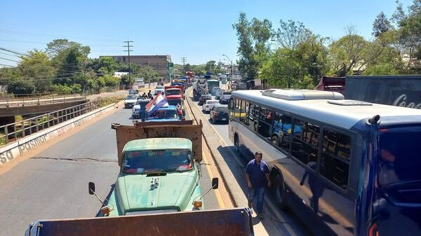 Camioneros y Gobierno llegan a acuerdo de bajar G. 560 el precio del combustible - Noticiero Paraguay